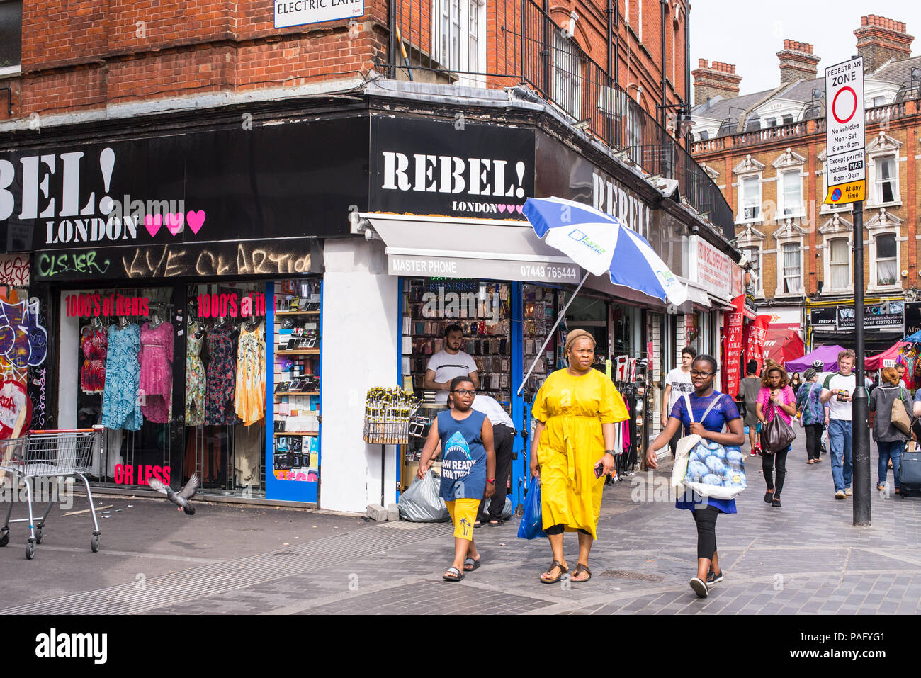 La vie dans la rue Electric Avenue, Brixton, Londres. Banque D'Images