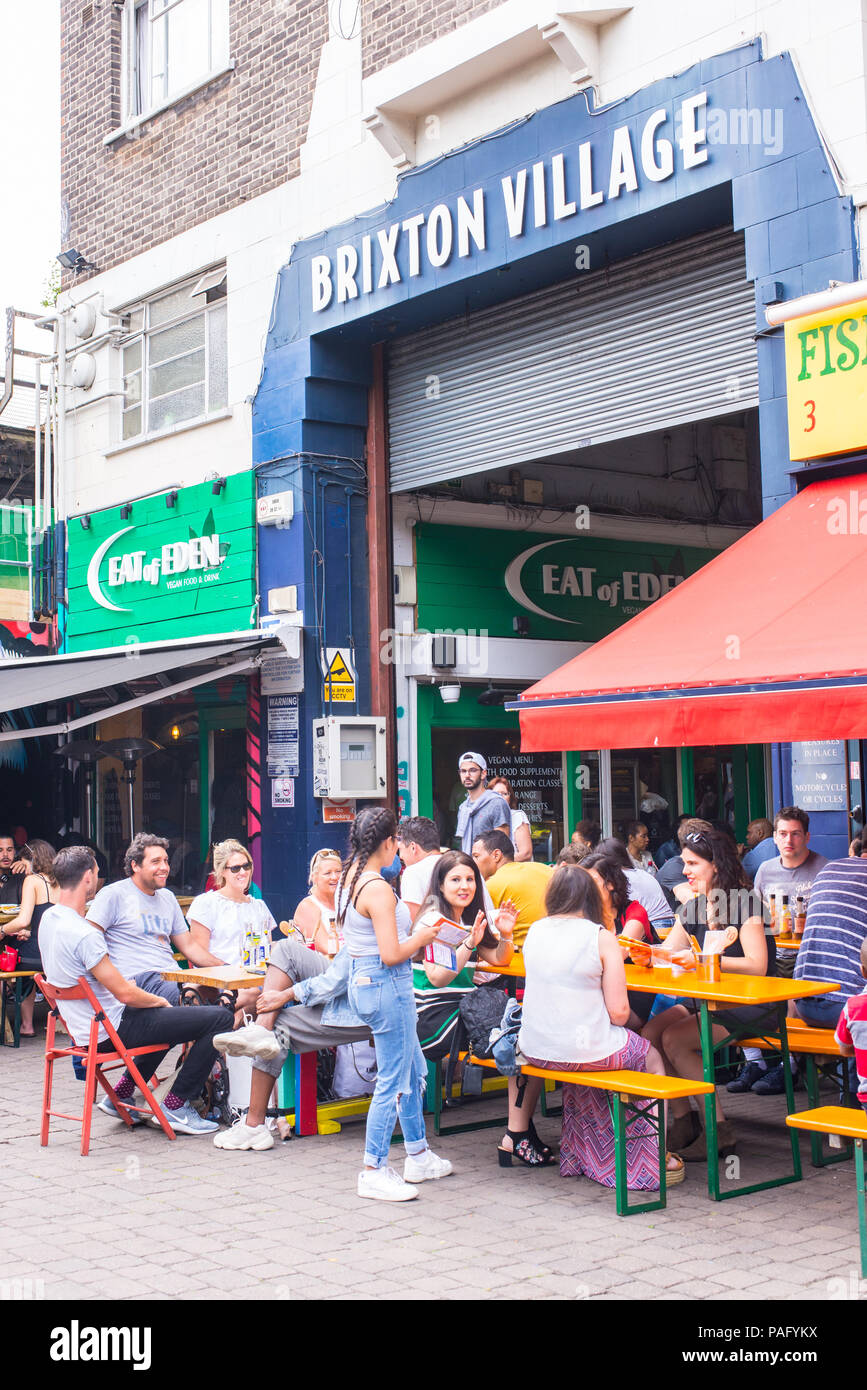 Brixton, Londres, Royaume-Uni - Juin 2018 : les personnes mangeant à la brixton Village Market, un marché communautaire multiculturel avec des boutiques indépendantes et resta ethniques Banque D'Images