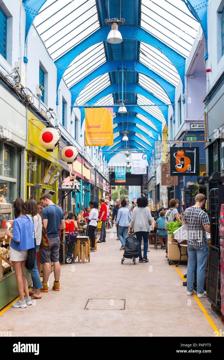 Brixton, Londres, Royaume-Uni - Juin 2018 : vue de l'intérieur du marché intérieur, Brixton Village un marché communautaire multiculturel avec boutiques indépendantes et ethni Banque D'Images
