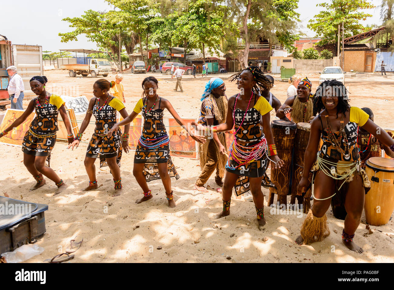 L'ANGOLA, LUANDA - le 4 mars 2013 : les femmes font l'Angolais non identifiés de la rue de la danse pour les touristes falk en Angola, 4 mars Banque D'Images