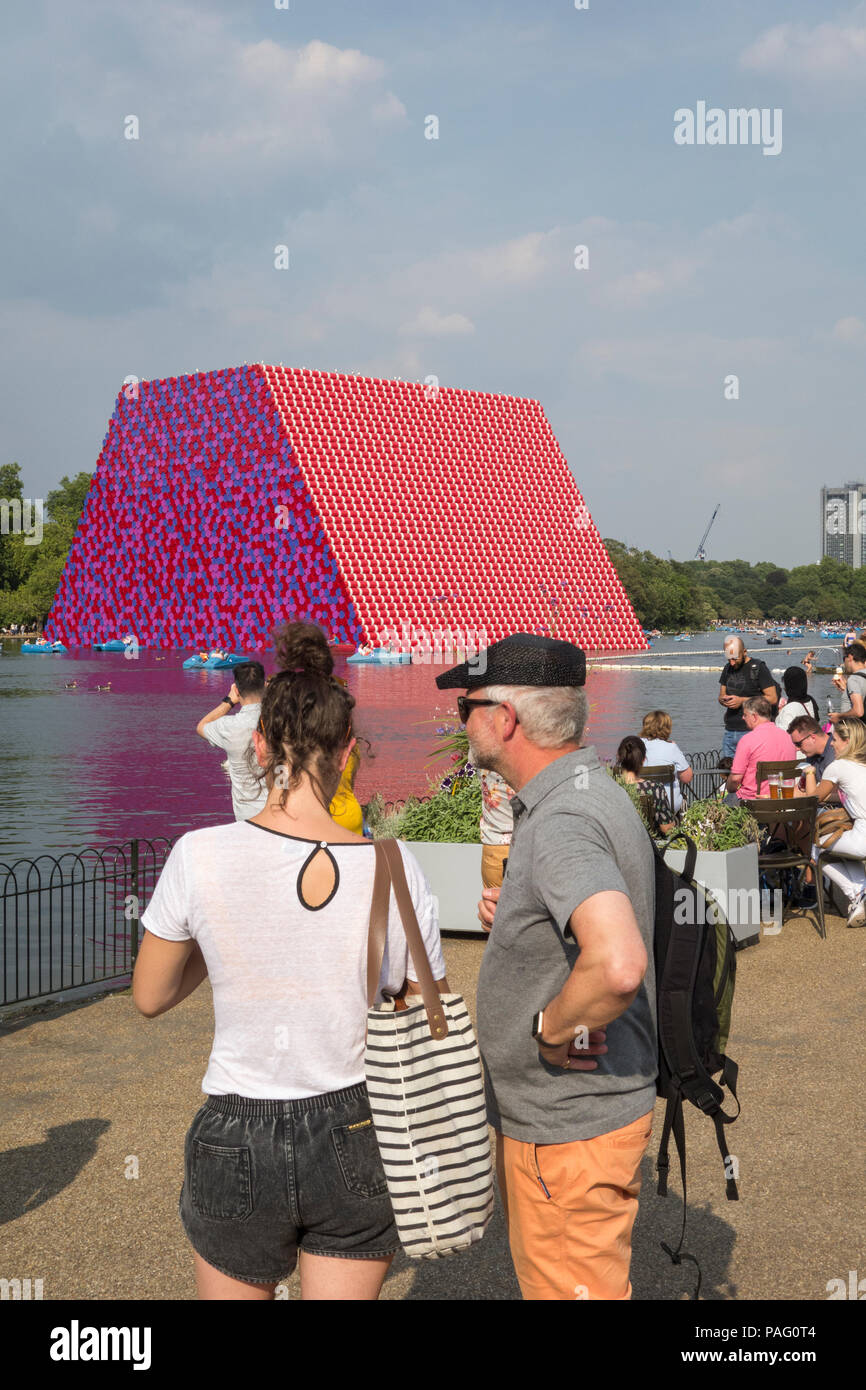 Christo et Jeanne-Claude's sculpture temporaire le mastaba de Londres sur la serpentine, à Hyde Park, Londres, UK Banque D'Images