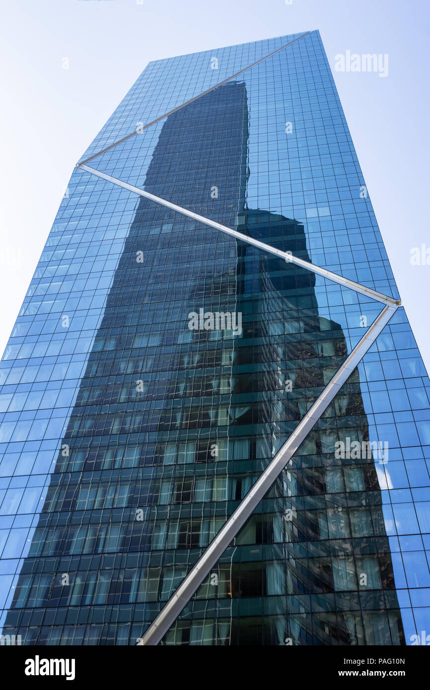 Le Centre de réflexion sur la façade de la tour F5 (la marque) sur la cinquième avenue du centre-ville de Seattle, WA, USA. Banque D'Images