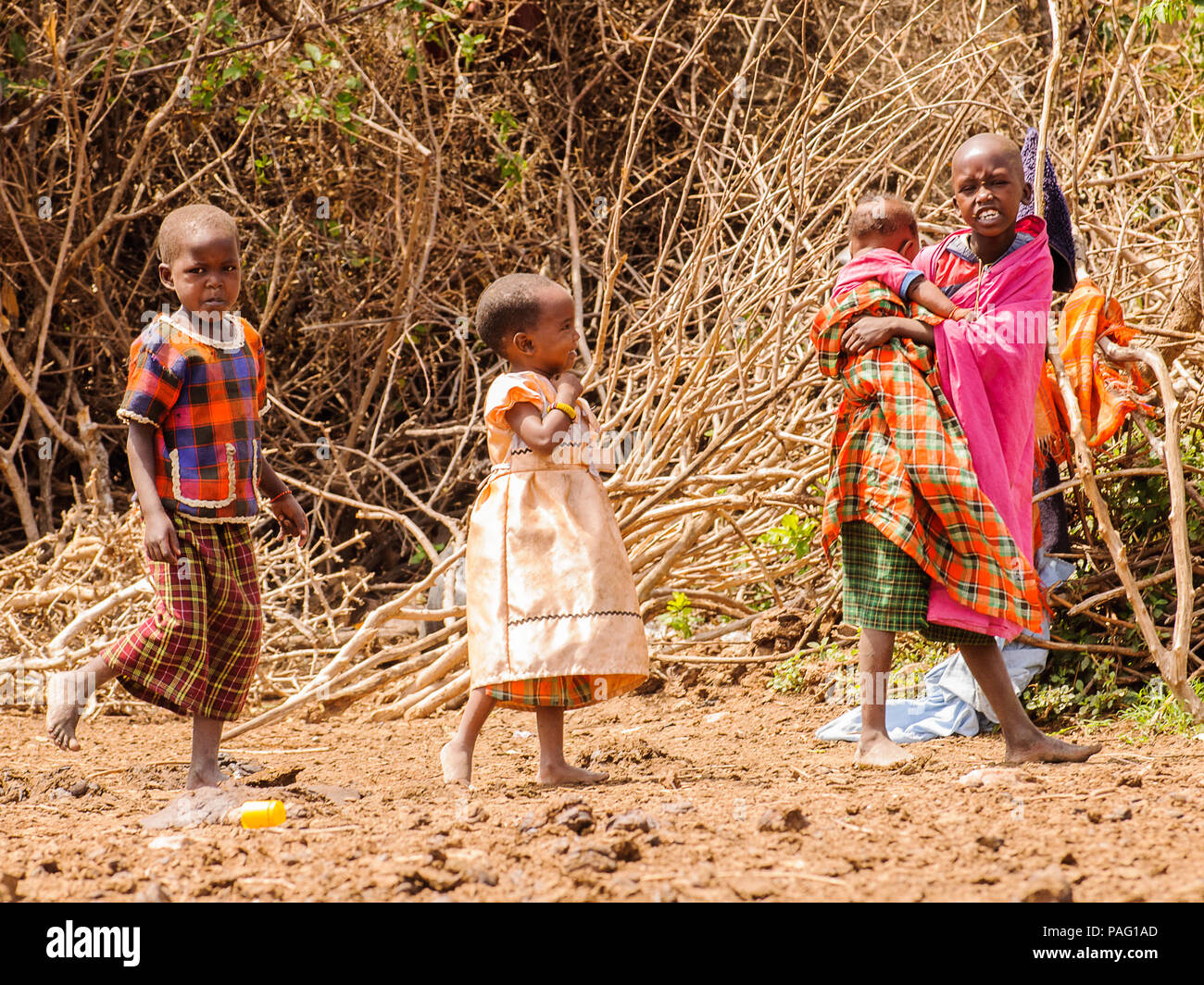 AMBOSELI, KENYA - 10 octobre 2009 : femme Massai non identifiés et des enfants portant des vêtements typiques des tribus au Kenya, 10 Oct 2009. Les gens sont un Massai Banque D'Images