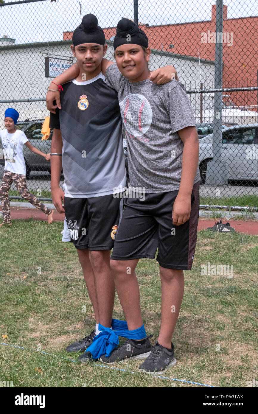 Posée portrait de deux garçons qui étaient associés dans une course à trois pattes le Sikh Jeux Gurmat à Smokey Park dans le sud de Richmond Hill, Queens, New York. Banque D'Images