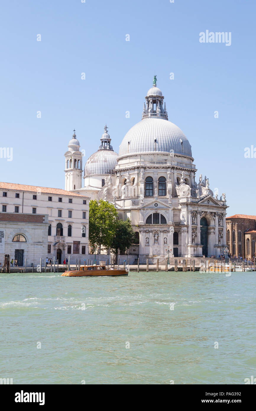 Basilica di Santa Maria della Salute, Grand Canal, Dorsoduro, Venise, Vénétie, Italie construit comme une église votive pour la délivrance de la peste a ouvert ses portes à Banque D'Images