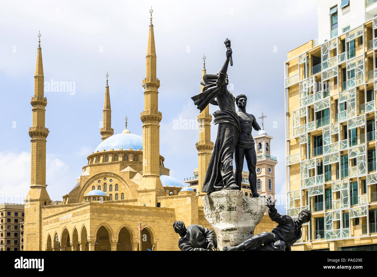 Les bâtiments modernes à la place des Martyrs à Beyrouth, Centre-ville, avec Mohammad Al-Amin Mosque et Saint Georges cathédrale maronite, Liban Banque D'Images