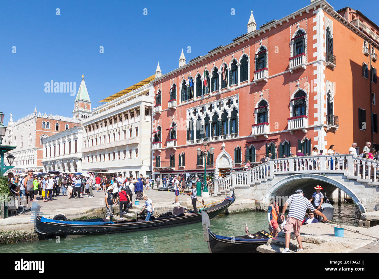 Déchargement gondoles touristes en face de l'hôtel Danieli , Rio del Vin, Riva degli Schiavonni, Castello, Venise, Vénétie, Italie. Banque D'Images