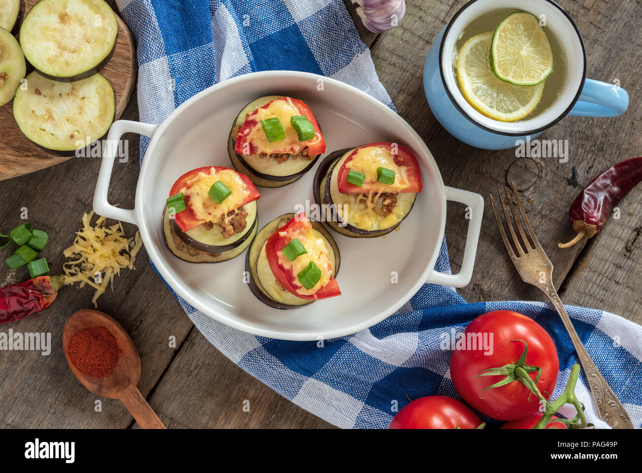 Aubergines gratinées avec de la viande hachée, les tomates et le fromage. Banque D'Images