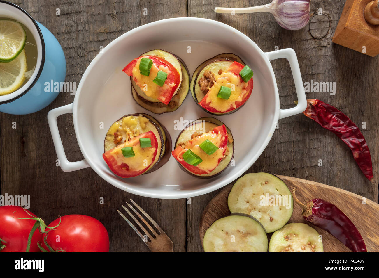 Aubergines gratinées avec de la viande hachée, les tomates et le fromage. Banque D'Images