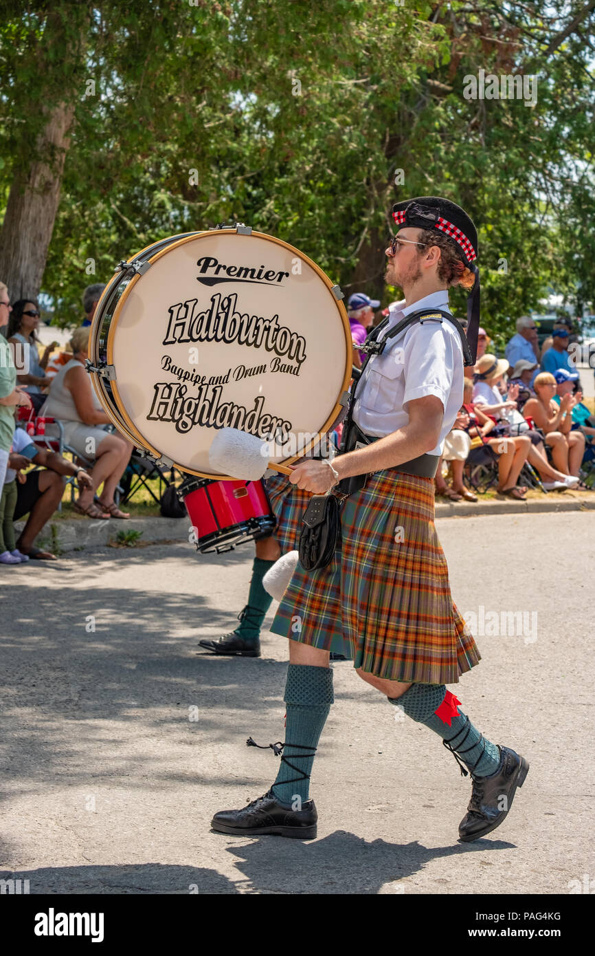 Le batteur de la cornemuse et tambour Haliburton Highlanders de parades dans le 41e Festival annuel défilé écossais à Orillia (Ontario). Banque D'Images
