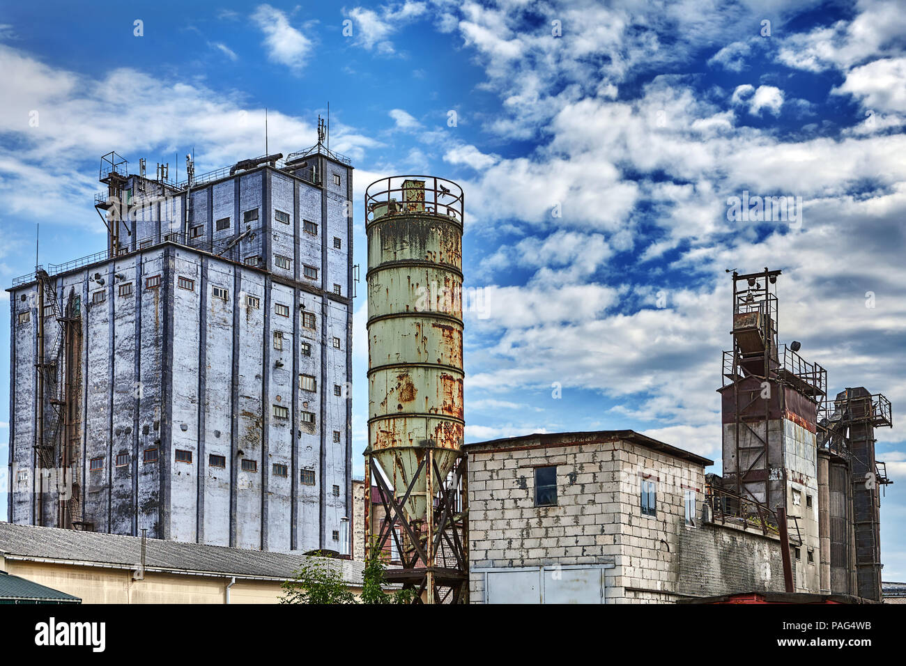 Minsk, Belarus - Juillet 7, 2018 : boulangerie à grande échelle, de séchage des céréales et des systèmes de stockage silo dans la mécanisation de boulangerie. Banque D'Images