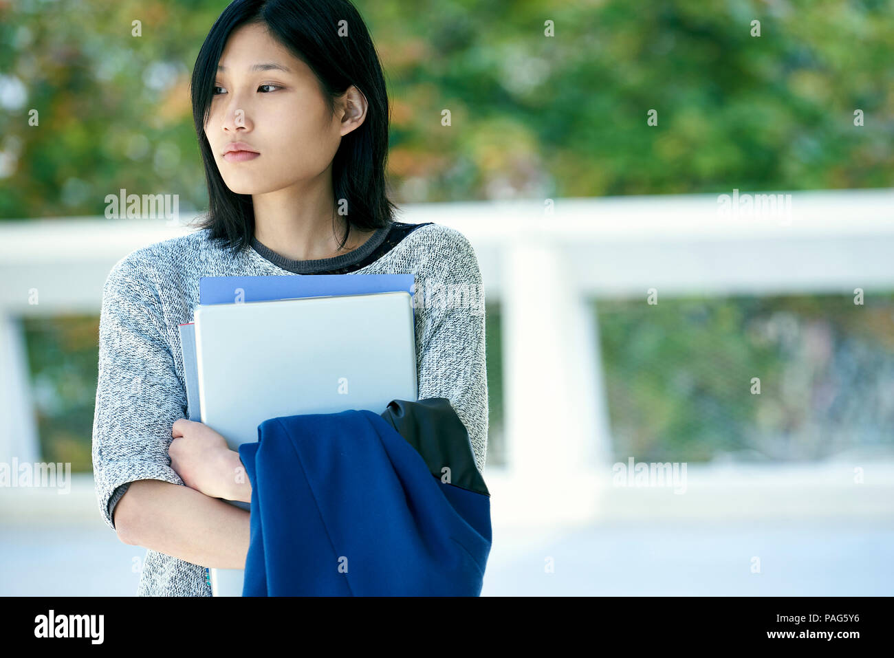 Femme sérieuse holding laptop et fichier Banque D'Images