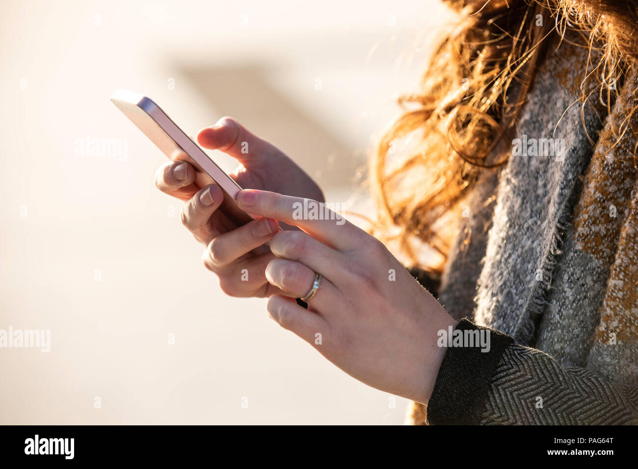 Femme à l'aide de smart phone Banque D'Images