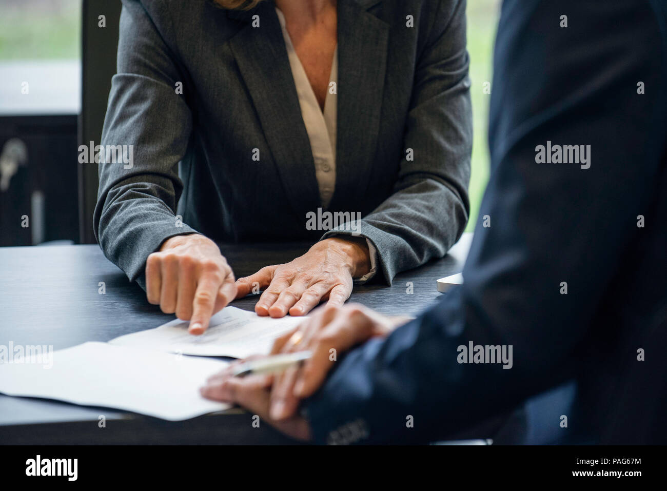 Business people discussing paperwork Banque D'Images