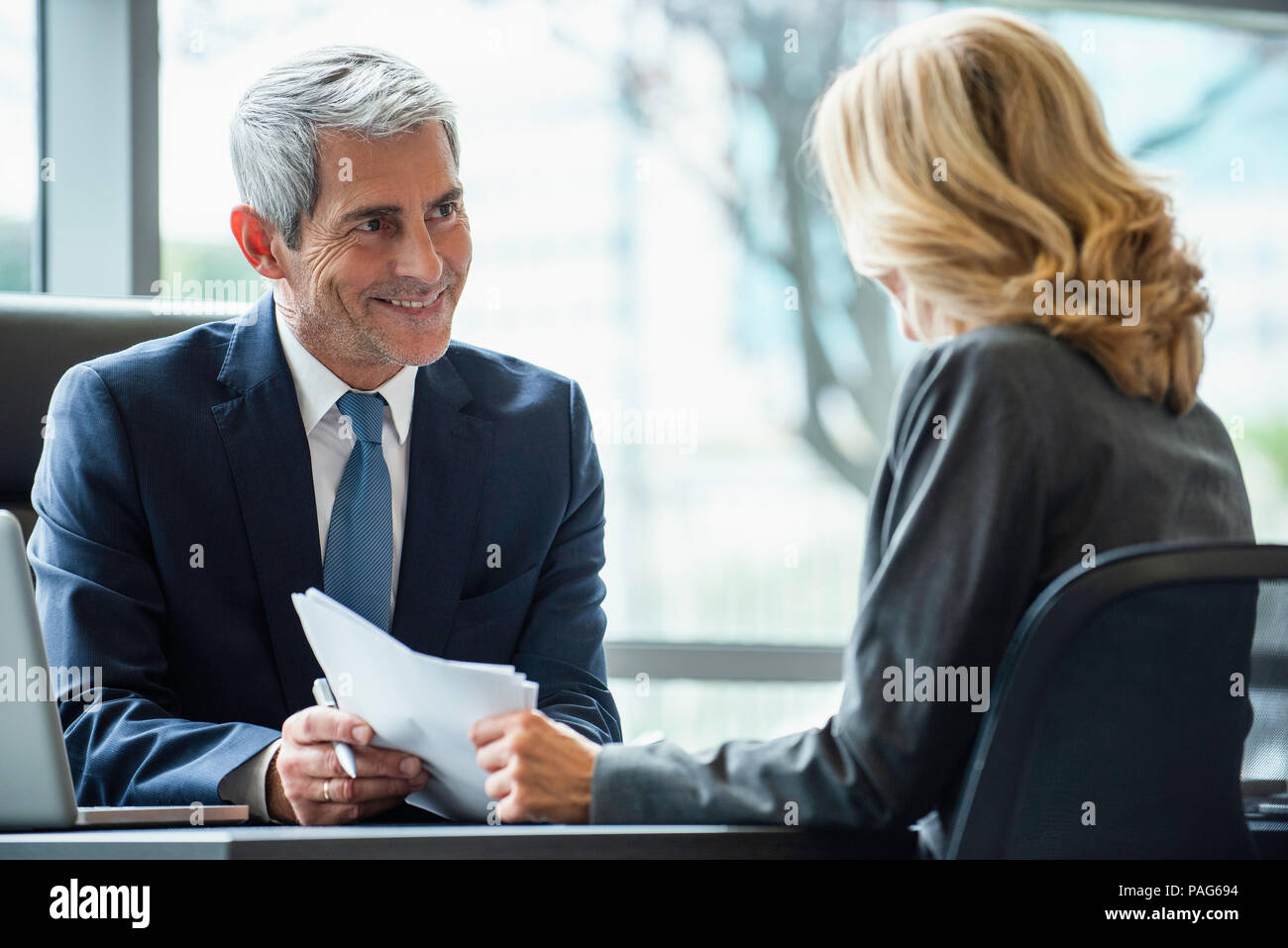 Businesspeople discussing in office Banque D'Images