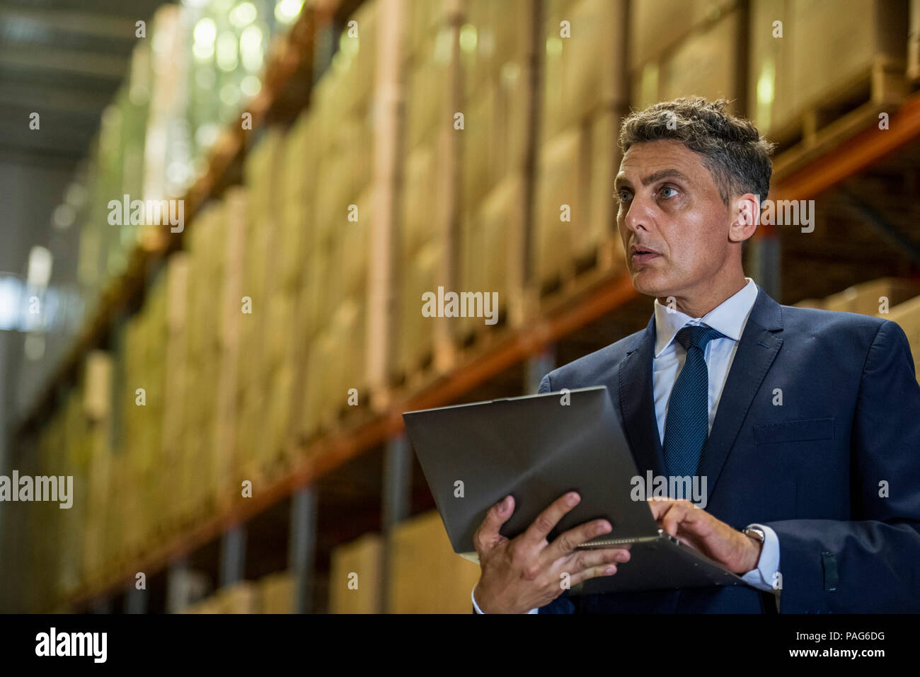 Businessman using laptop Banque D'Images