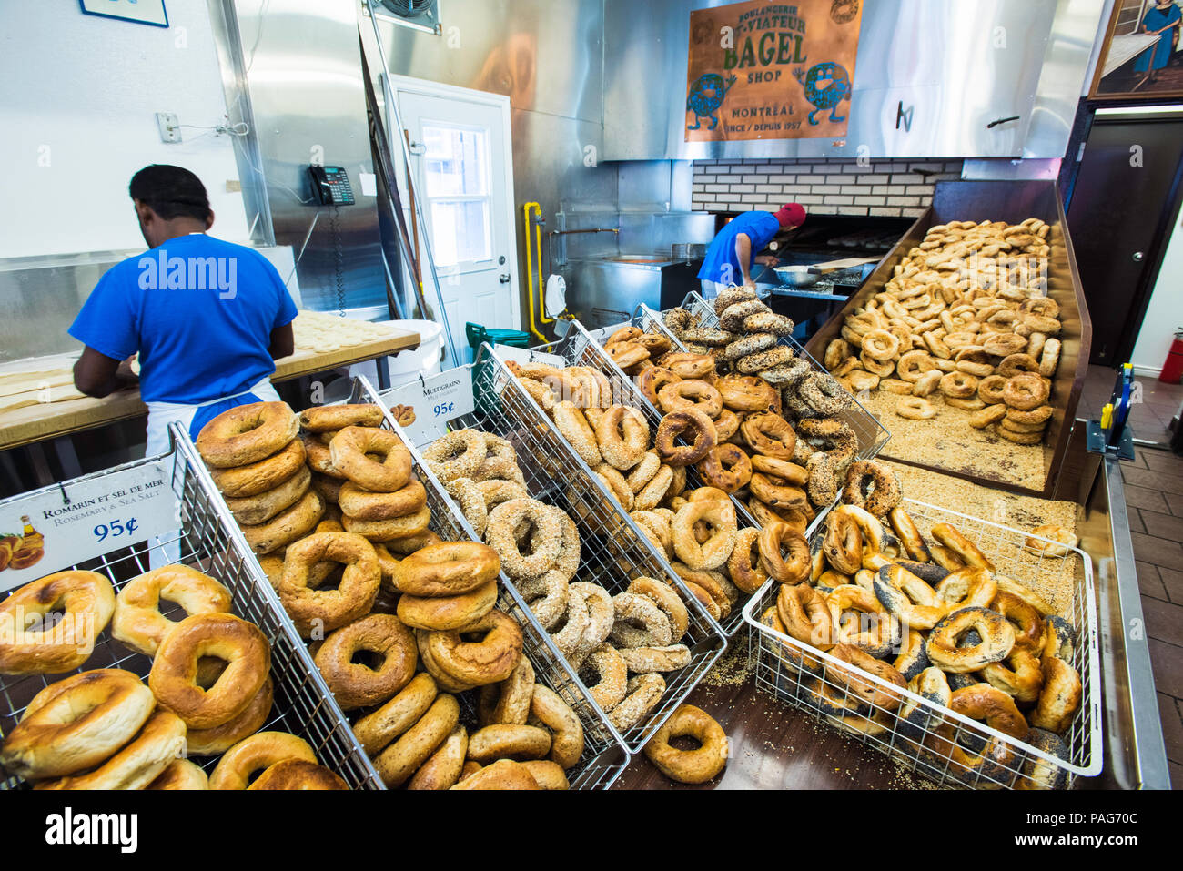 Bagel en préparation et cuit à Saint-viateur Bagel shop à Montréal Banque D'Images