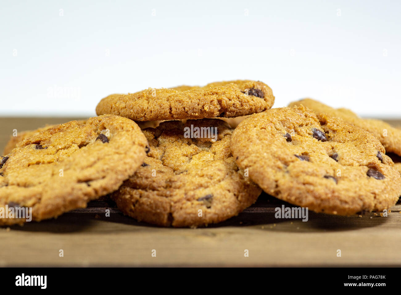 Pile de cookies aux pépites de chocolat en attente pour les enfants pour les manger pour le désert Banque D'Images