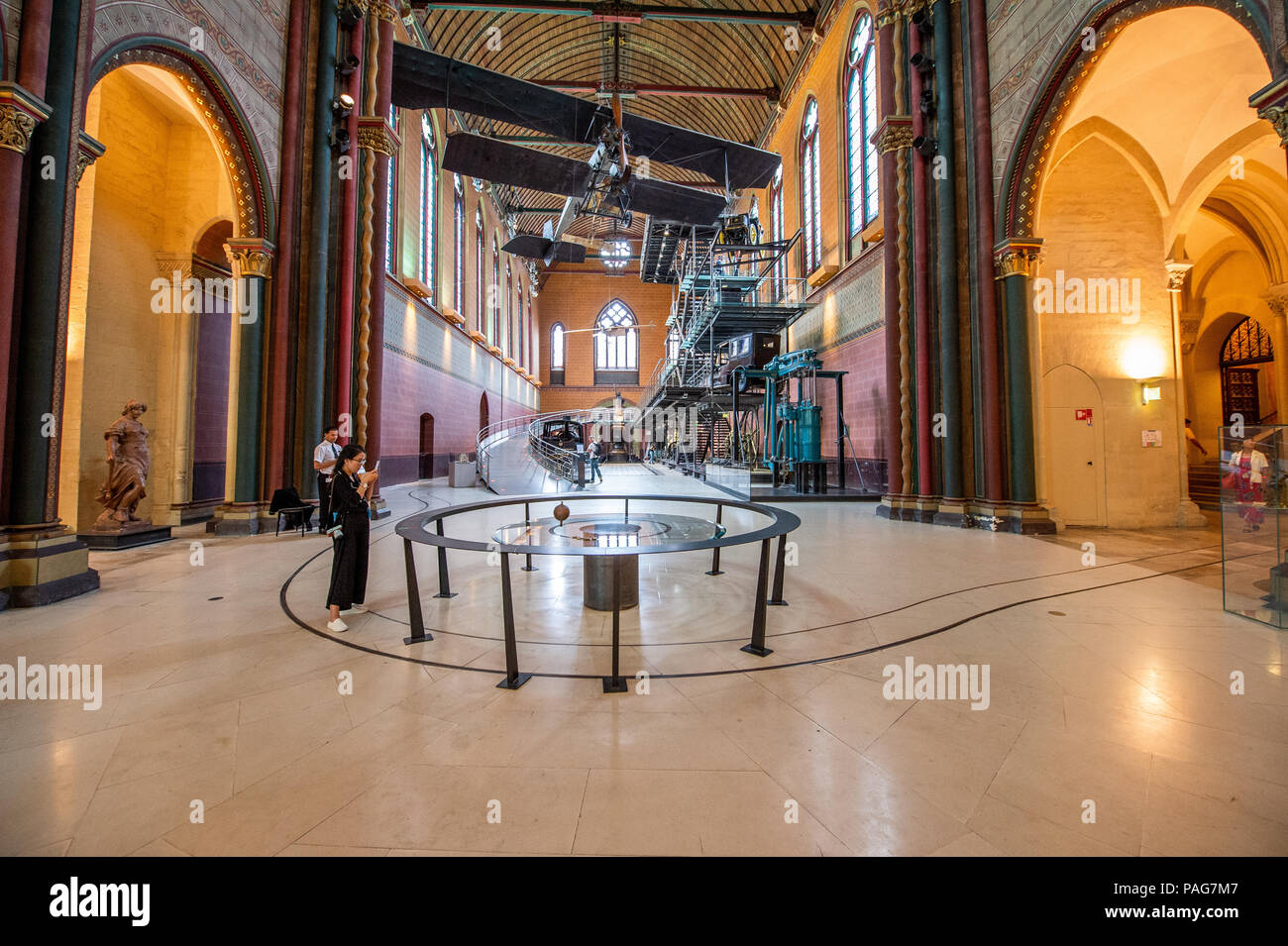 Dans l'ancienne église Saint-Martin-des-Champs Prieuré (et maintenant le Musée des Arts et Métiers) s'affichent des voitures, des avions, le pendule de Foucault. Banque D'Images