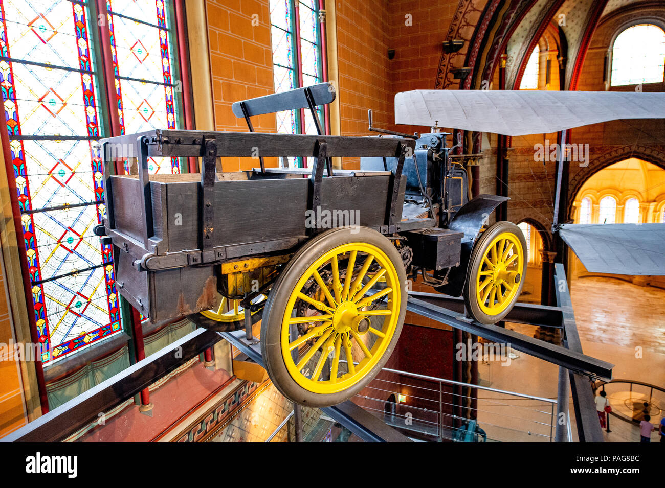 Dans l'ancienne église Saint-Martin-des-Champs Prieuré (et maintenant le Musée des Arts et Métiers) s'affichent des voitures, des avions, le pendule de Foucault. Banque D'Images