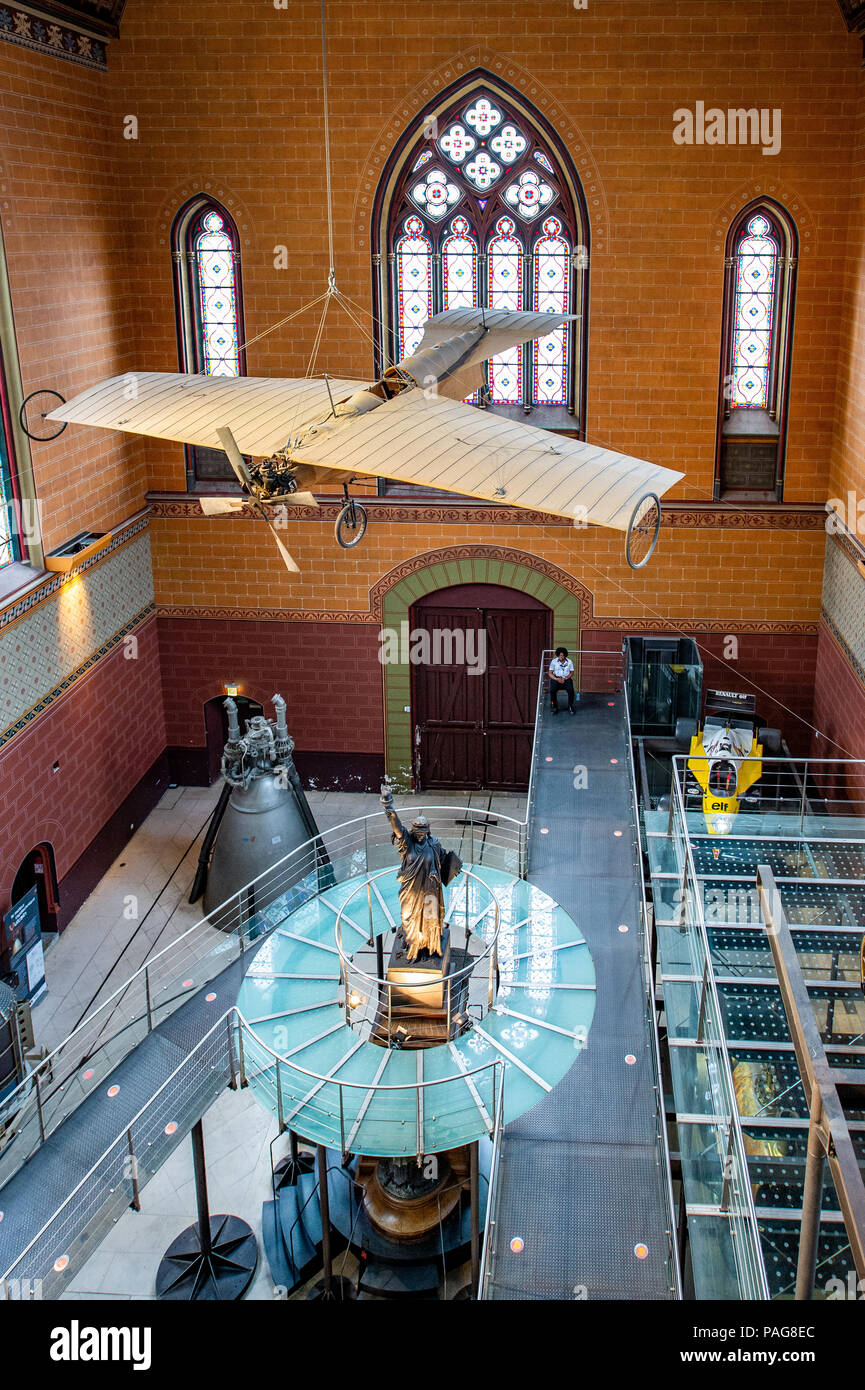 Dans l'ancienne église Saint-Martin-des-Champs Prieuré (et maintenant le Musée des Arts et Métiers) s'affichent des voitures, des avions, le pendule de Foucault. Banque D'Images