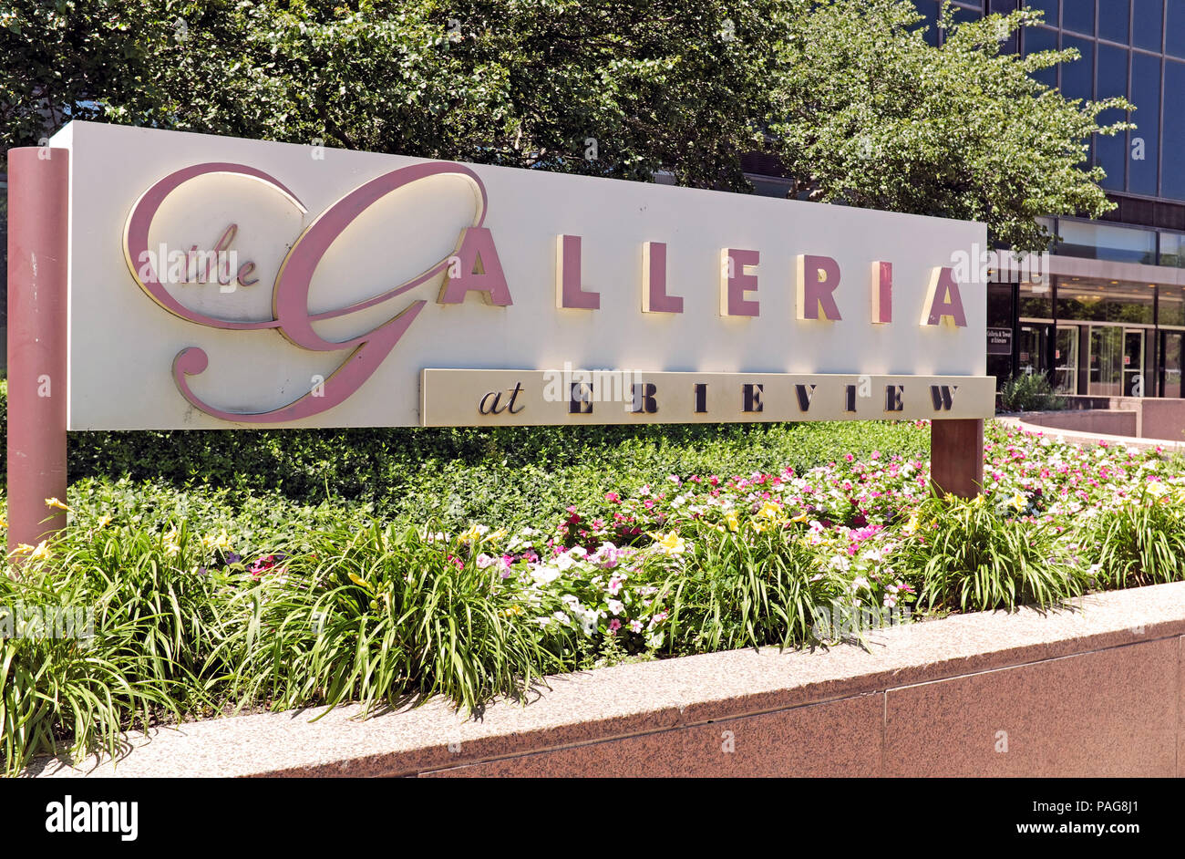 Le Galleria à Erieview affiche à l'extérieur de la galerie marchande de deux étages et 40 étages Erieview office tower dans le centre-ville de Cleveland, Ohio, USA. Banque D'Images