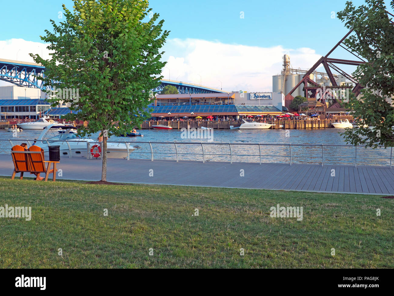 Les espaces verts le long de la rivière Cuyahoga sur la rive est de la Appartements un soir d'été en Clevend, Ohio, USA. Banque D'Images