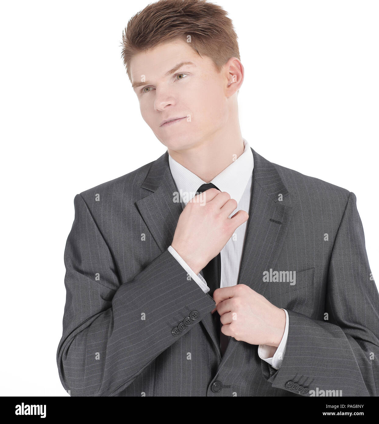Jeune homme d'ajuster sa cravate.isolé sur fond blanc Photo Stock - Alamy
