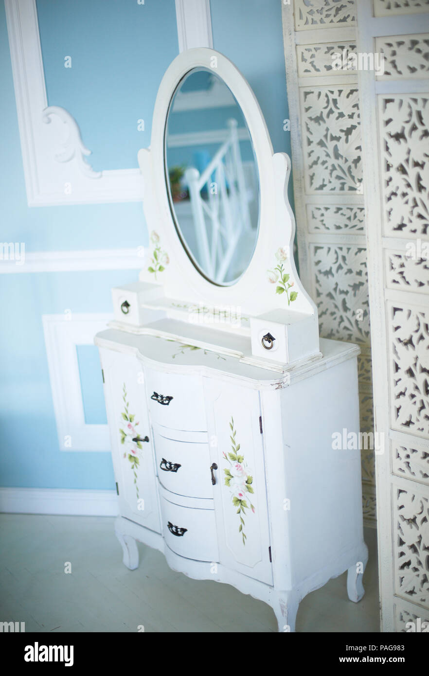Commode avec miroir élégant dans la chambre. Banque D'Images