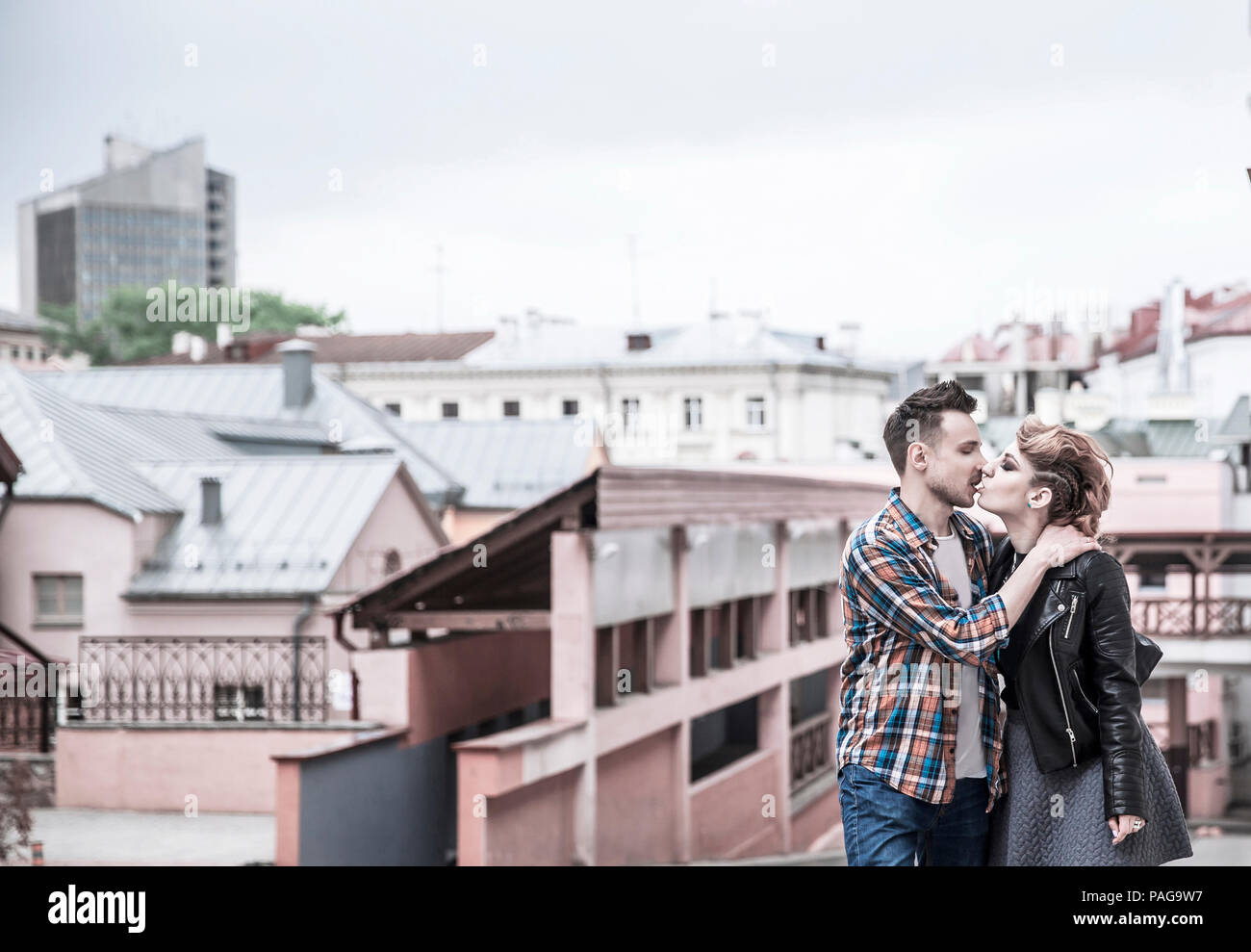 Amour couple sur la rue d'une ville moderne. Banque D'Images