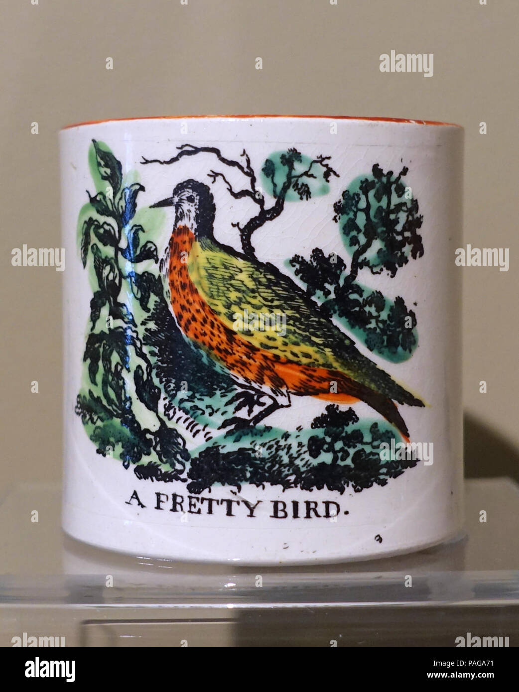 Un joli oiseau, mug pour un enfant, Staffordshire, Angleterre, 1830-1860, terre cuite vernissée - Concord Banque D'Images