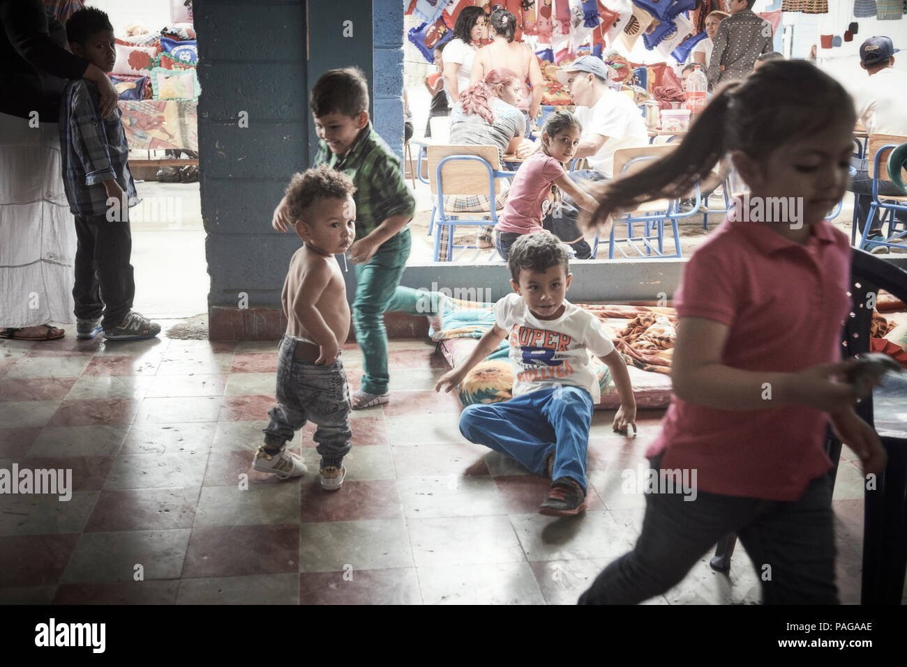 Les enfants et les mères qui traînaient dans les parties communes de la prison. Banque D'Images