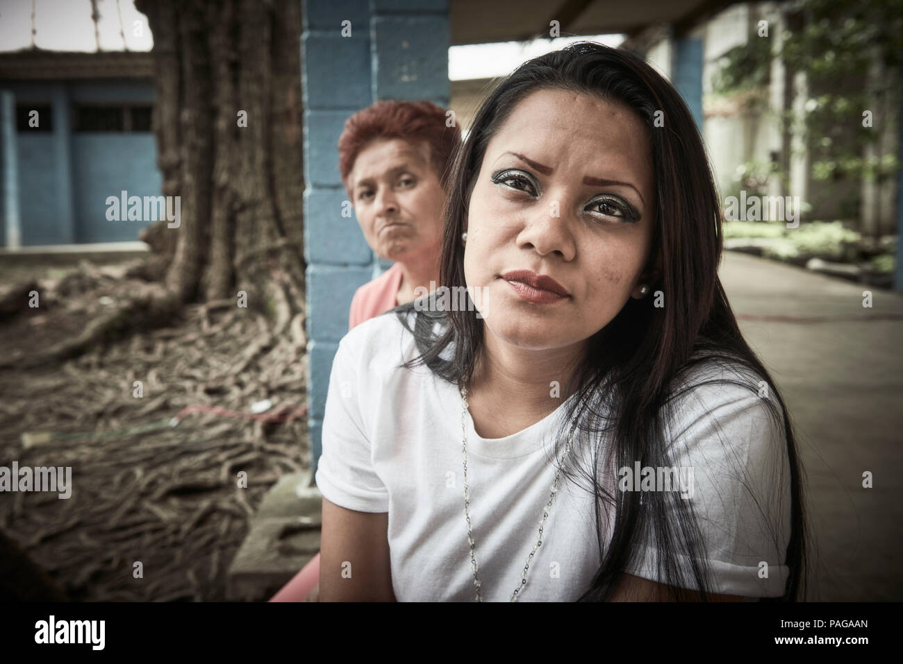 Claudia Maria Valezquez est de 28 ans. Elle est en ce moment enceinte de 8  mois de prison et incarcéré aux côtés de sa mère (assis derrière elle).  Elle se considère un