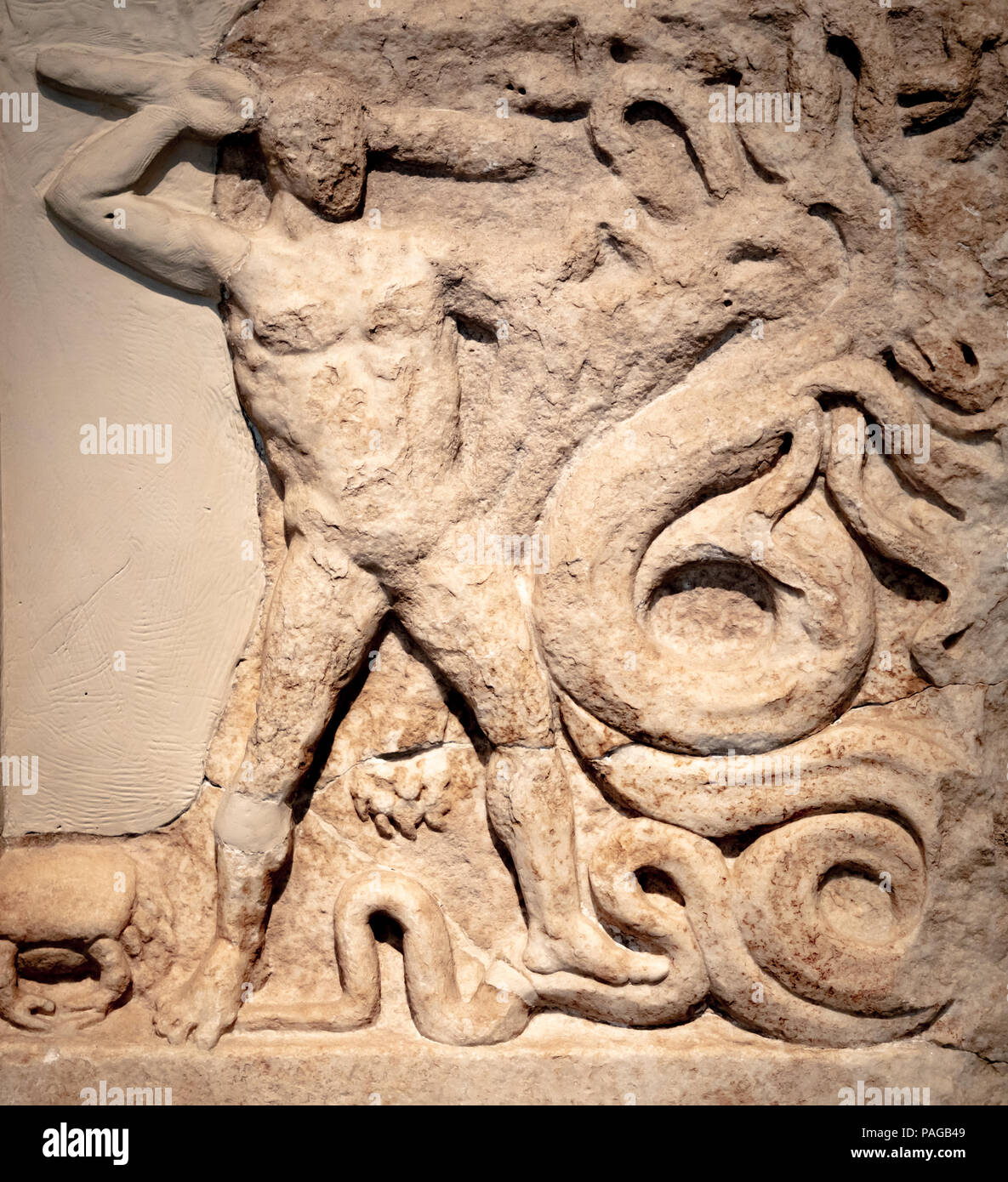 Héraclès Terrassant Lernaian Hydra, En relief, trouvés votives ou Metope Myloi, soulagement de la construction, 3e siècle avant J.-C.. Banque D'Images