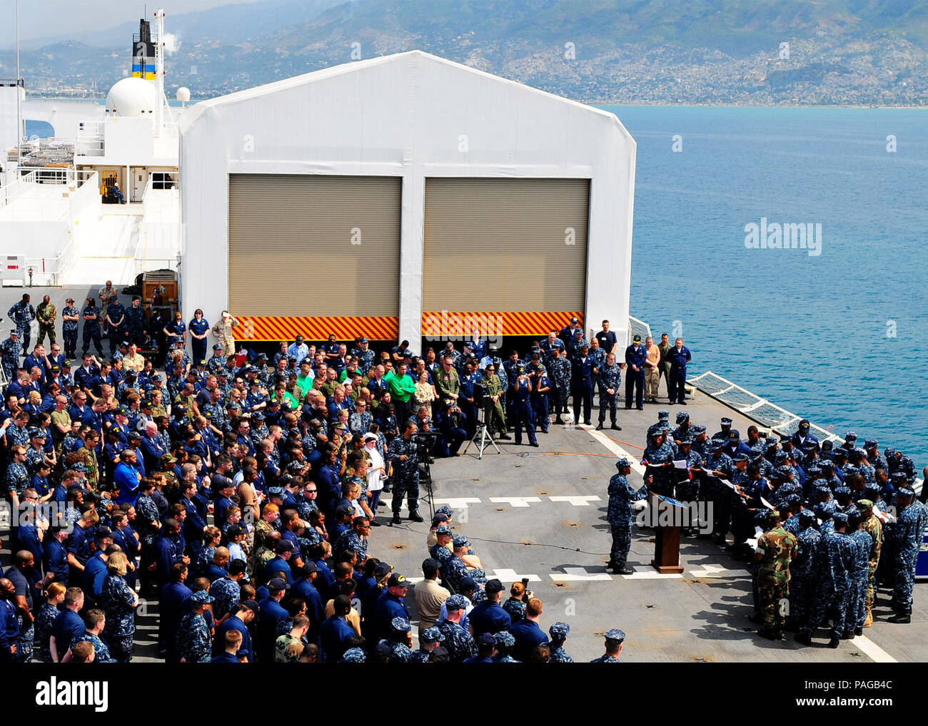 Une Ceremonie Du Souvenir Pour Le Peuple D Haiti Les Marins 13 Comments Embarquee A Bord De La Commande De Transport Maritime Militaire Navire Hopital Usns Comfort Chanter Ayiti Cheri Haiti Mon Amour En