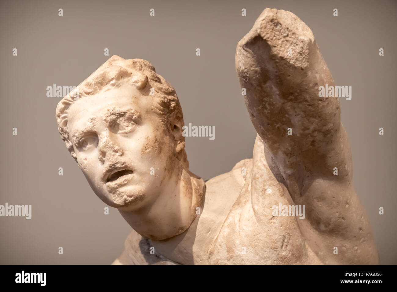 Une lutte contre la Gaule, guerrier tombé avec casque de gladiateur, trouvés Agora, Italiens sur Délos, de 27 100 BC. Banque D'Images