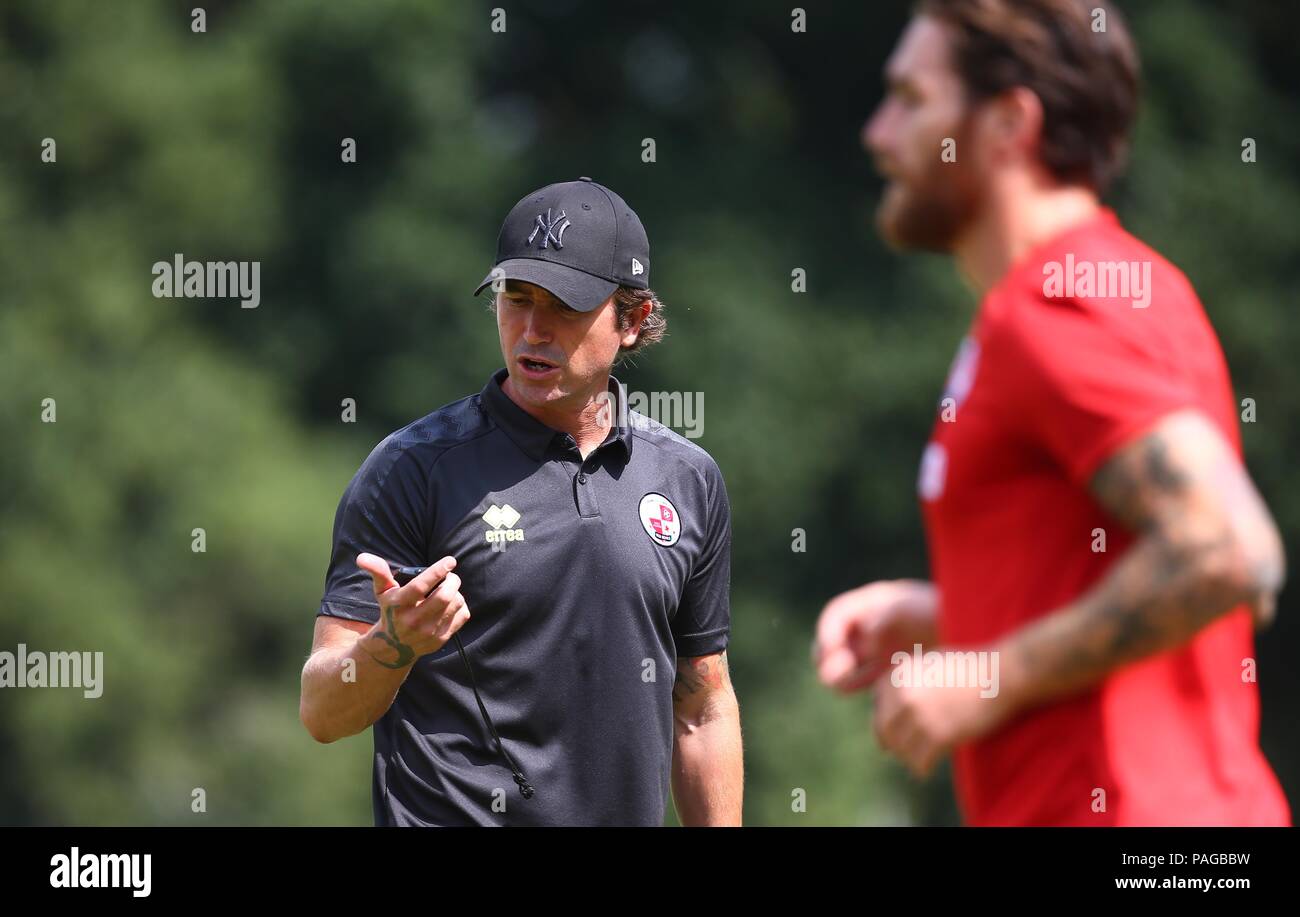 L'entraîneur-chef de la ville de Crawley Greater Bay Area Make-pendant la pré saison friendly entre Crawley Town et Charlton Athletic au cour de l'Est, East Grinstead, UK. 21 juillet 2018. Banque D'Images