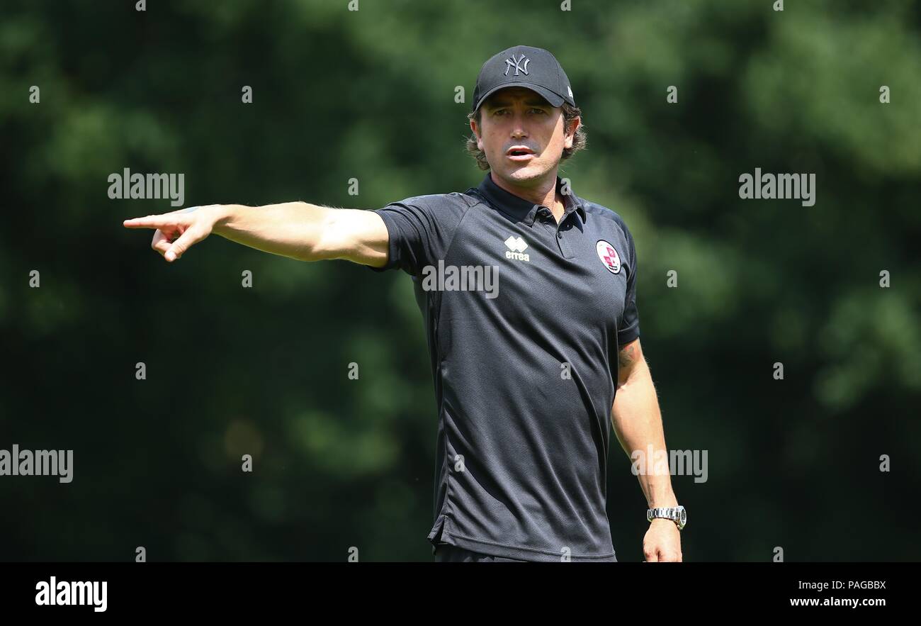 L'entraîneur-chef de la ville de Crawley Greater Bay Area Make-pendant la pré saison friendly entre Crawley Town et Charlton Athletic au cour de l'Est, East Grinstead, UK. 21 juillet 2018. Banque D'Images