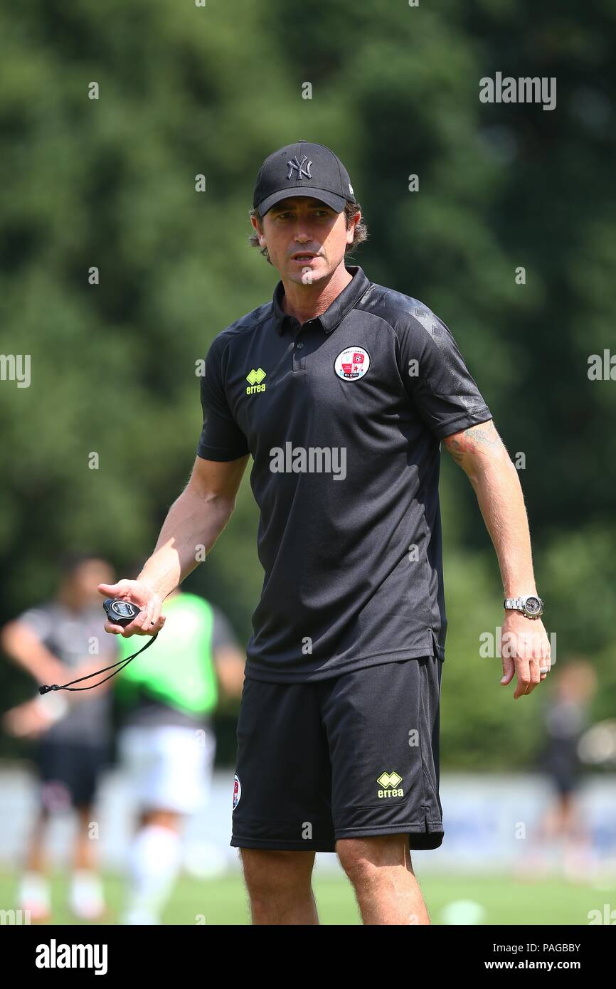 L'entraîneur-chef de la ville de Crawley Greater Bay Area Make-pendant la pré saison friendly entre Crawley Town et Charlton Athletic au cour de l'Est, East Grinstead, UK. 21 juillet 2018. Banque D'Images