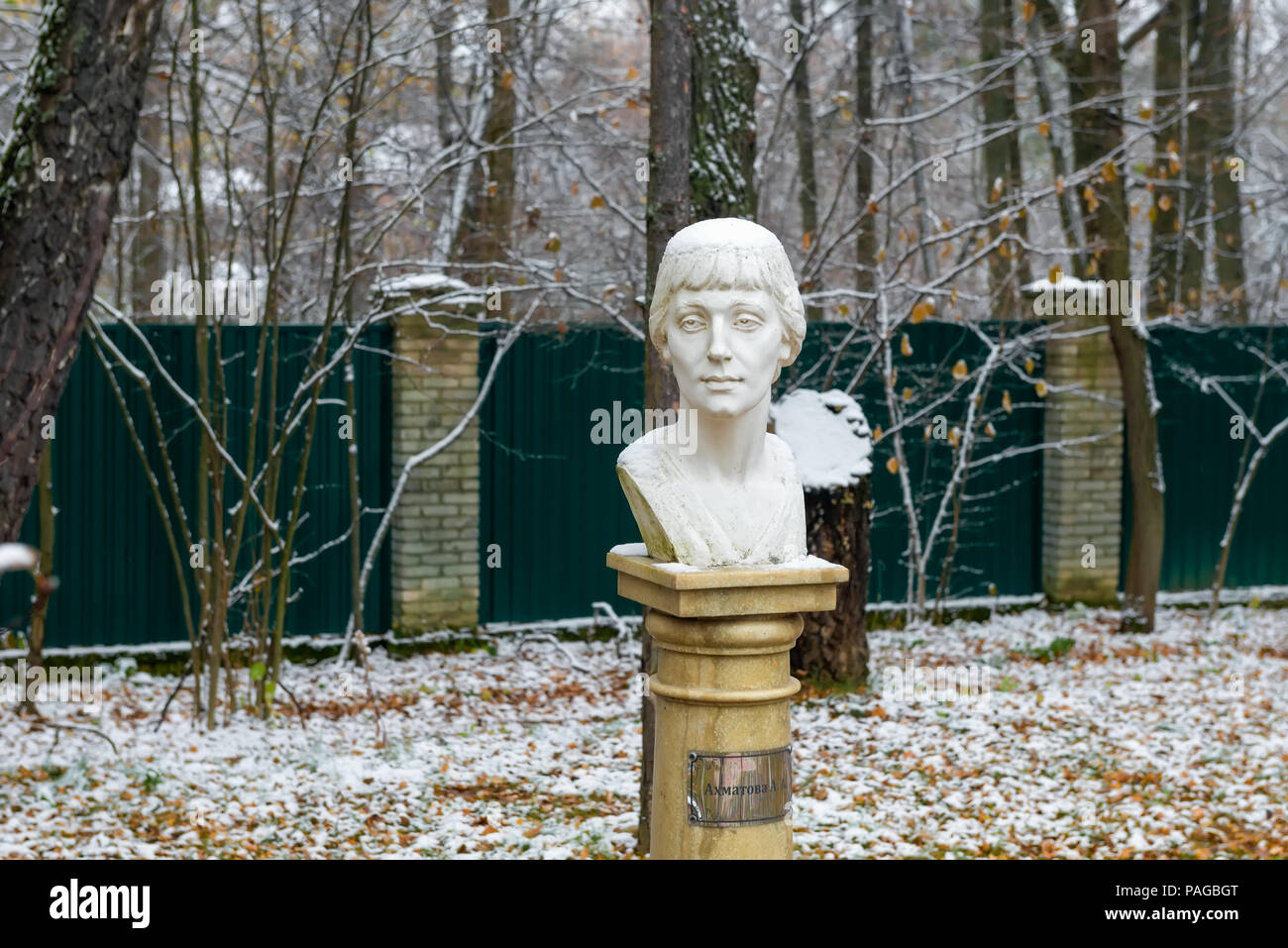 Buste de Anna Akhmatova, le poète russe de l'âge d'argent, à l'automne park Banque D'Images