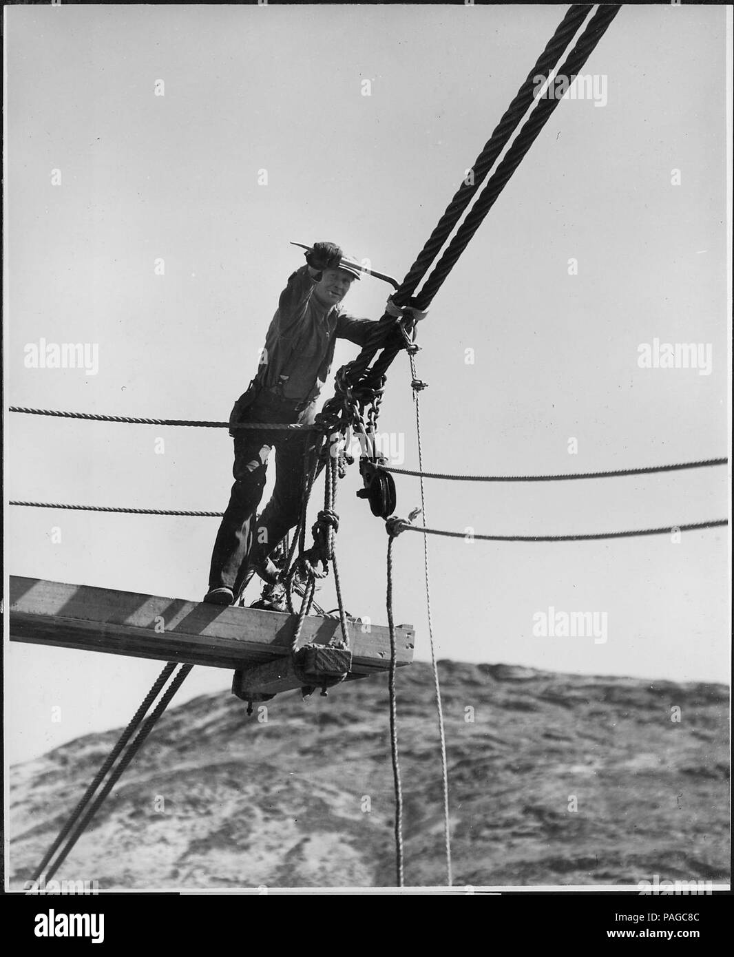Un gréeur de bretelles de fixation une paire de câbles de suspension 81 cm  2-1-2 du sable et gravier - pont Photo Stock - Alamy