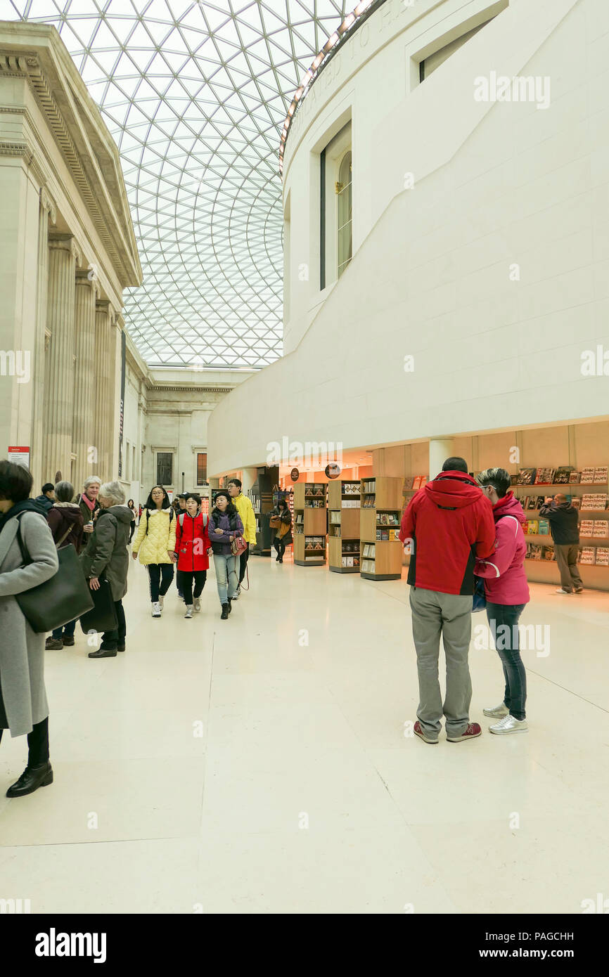 Vistitors à l'intérieur de la reine Elizabeth II Great Court du British Museum avec sa spectaculaire verrière à Londres, Royaume-Uni Banque D'Images