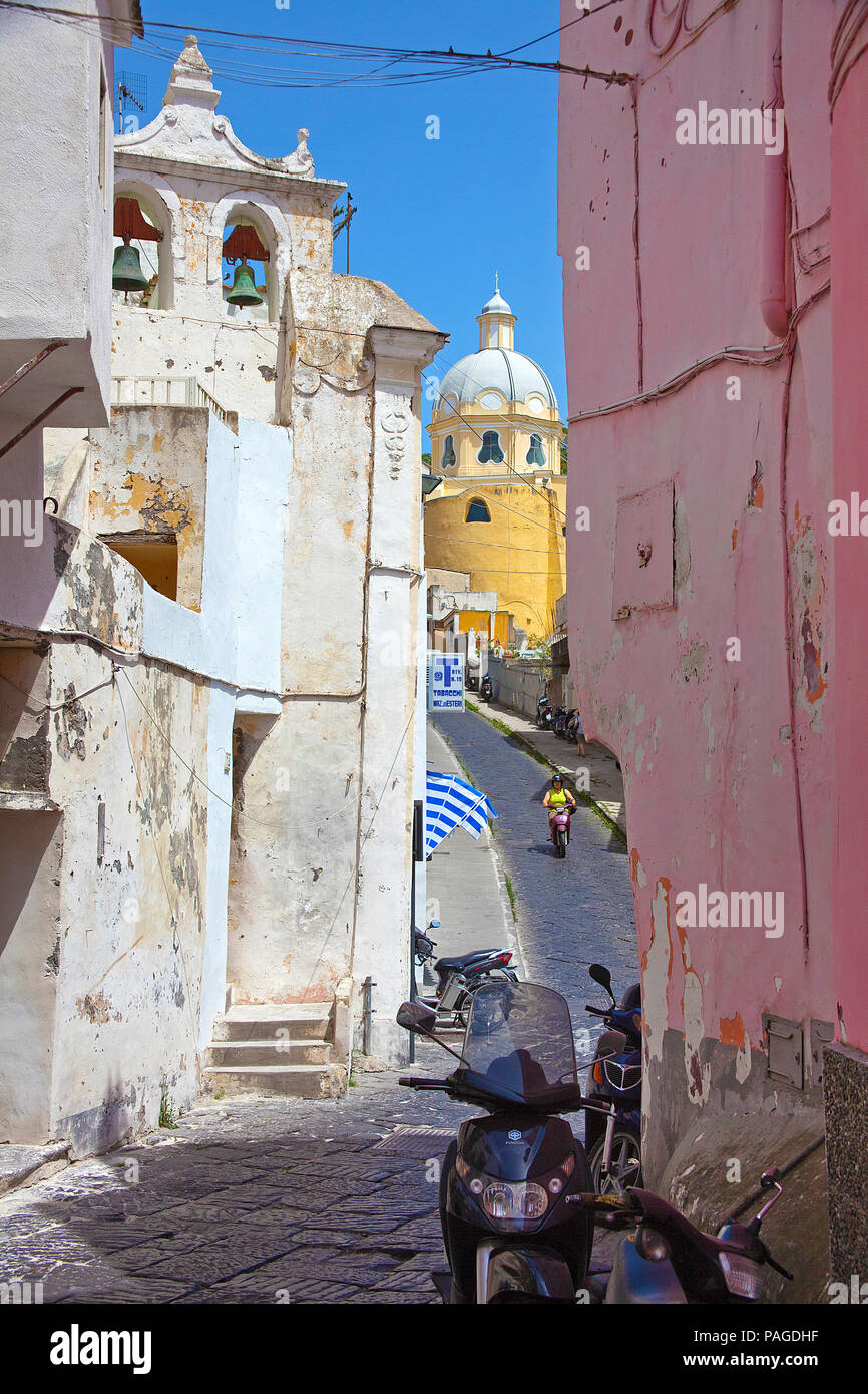 Alley at Old Town, chapelle Chiesetta di San Rocco et l'église Chiesa della Madonna delle Grazie, Procida, Golfe de Naples, Italie Banque D'Images