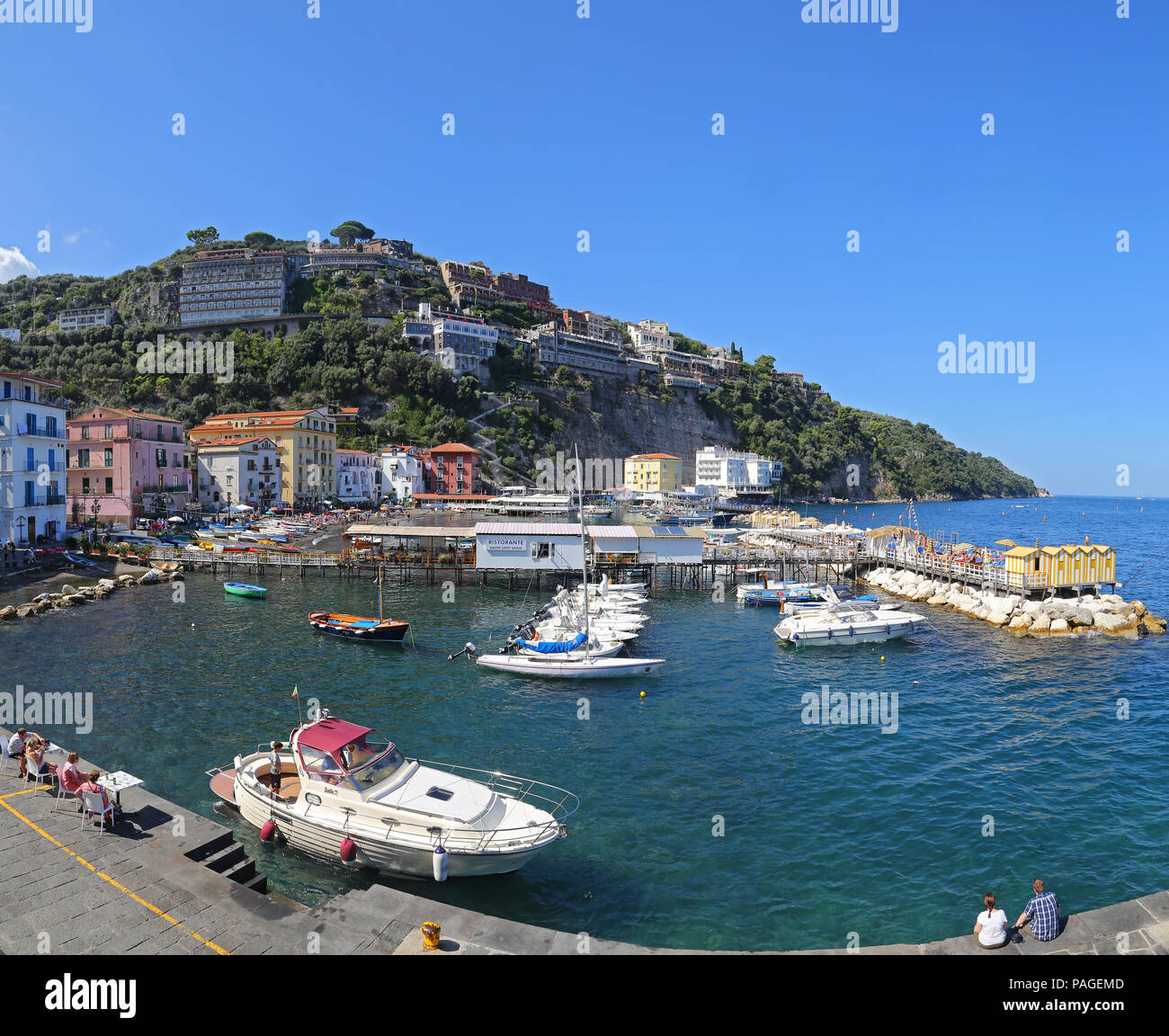 SORRENTO, ITALIE -14 septembre 2014 : Le petit paradis fiscal avec des bateaux de pêche et les maisons colorées est situé sur la Via del Mare à Sorrente, en dehors de la SAF Banque D'Images