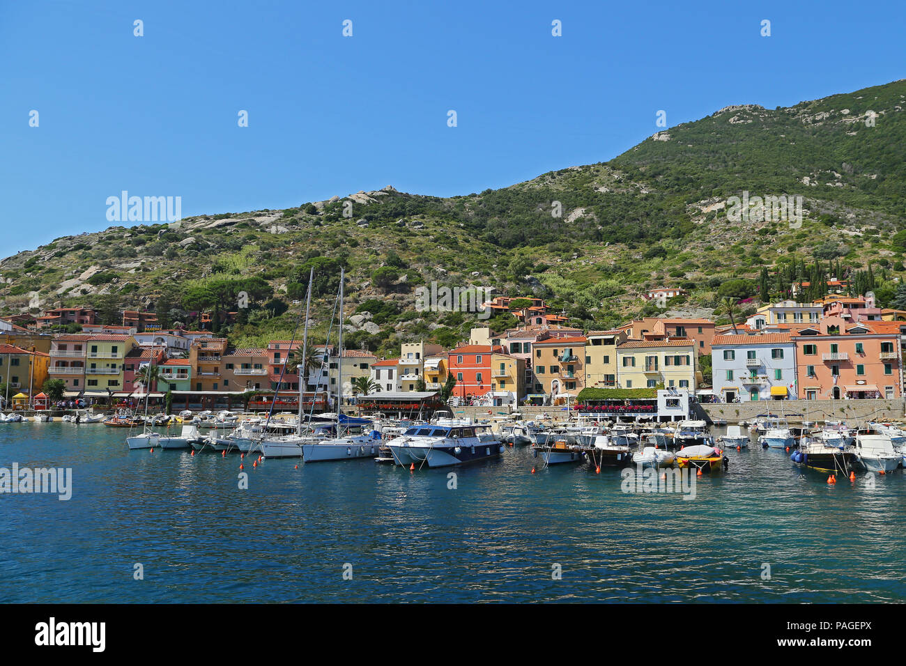 L'île de Giglio, ITALIE - 19 juillet 2014:Bateaux dans le petit port de l'île de Giglio, la perle de la mer Méditerranée, Toscane - Italie Banque D'Images