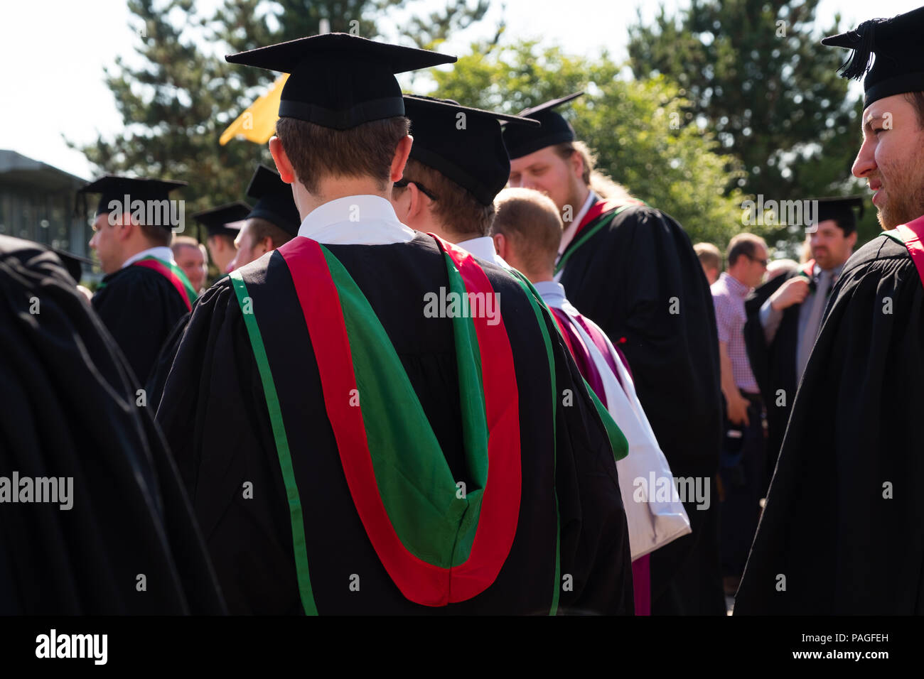 L'enseignement supérieur au Royaume-Uni : les finissants d'université d'Aberystwyth, à leurs conseils et le mortier traditionnel robes académiques noir. Juillet 2018 Banque D'Images