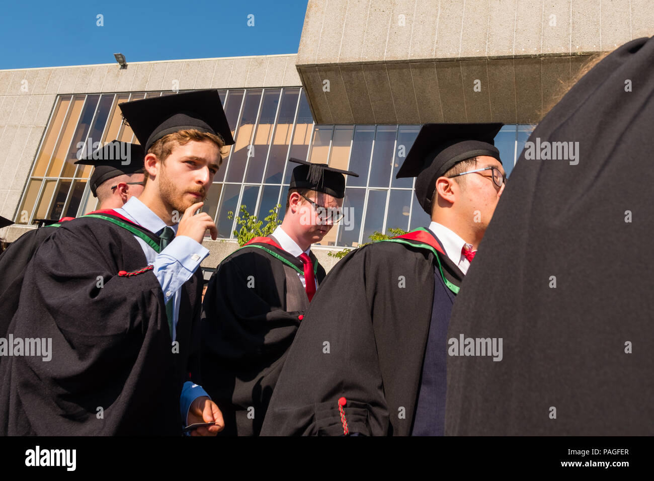 L'enseignement supérieur au Royaume-Uni : les finissants d'université d'Aberystwyth, à leurs conseils et le mortier traditionnel robes académiques noir. Juillet 2018 Banque D'Images