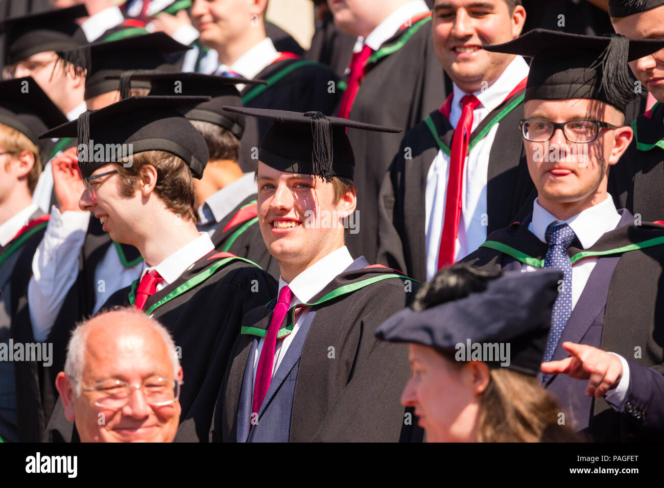 L'enseignement supérieur au Royaume-Uni : les finissants d'université d'Aberystwyth, à leurs conseils et le mortier traditionnel robes académiques noir, posant pour la photo de groupe traditionnelle. Juillet 2018 Banque D'Images
