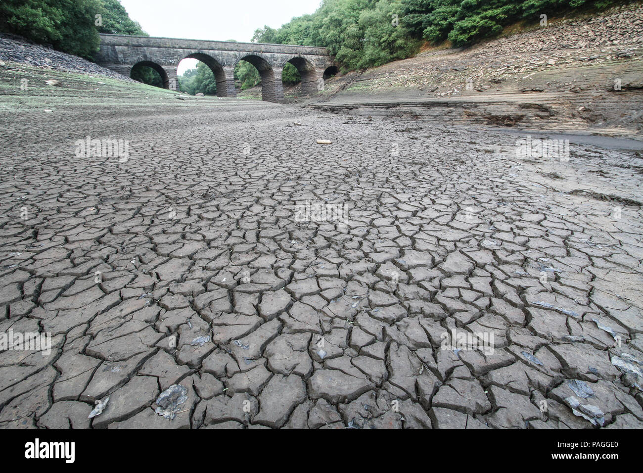 Le Lancashire, Royaume-Uni. 21 juillet 2018. Le réservoir est à l'affiche des niveaux très bas en raison d'une longue période sèche, et est montré ici après 2 jours de pluie. United Utilities qui possèdent le réservoir l'intention d'introduire une interdiction d'arrosage à partir du 5 août 2018. Le réservoir alimente Liverpool via une série de réservoirs dans la région de Rivington, qui ont récemment été utilisé pour fournir de l'eau à la lutte contre les hélicoptères feux Winter Hill. Le pont est le pont Balance, qui enjambe la rivière Yarrow, qui doit normalement s'écouler par-la dans le réservoir. Credit : Phil Taylor/Alamy Live News Banque D'Images