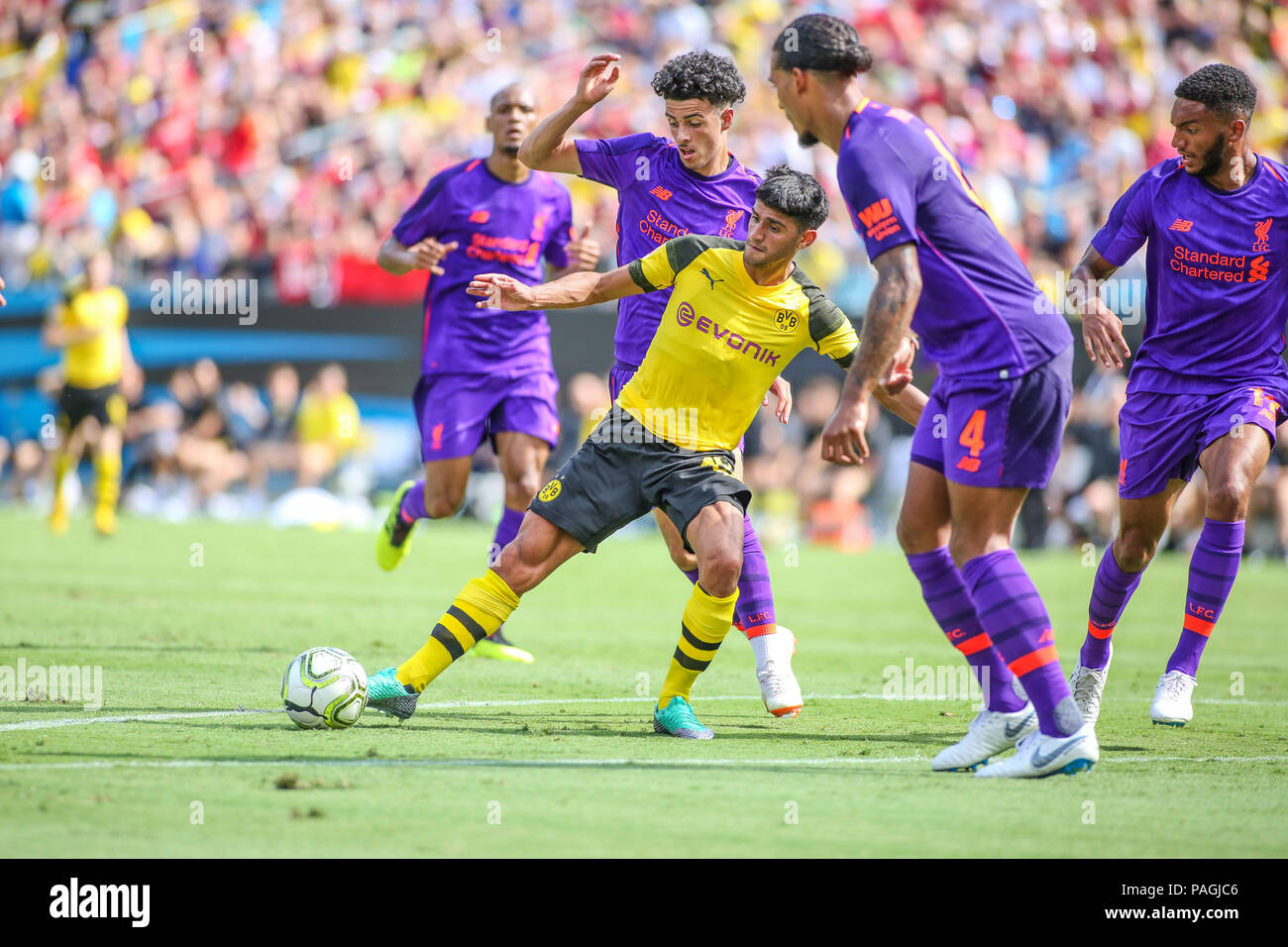 Charlotte, NC, USA. 22 juillet, 2018. Le milieu de terrain du Borussia Dortmund Mahmoud Dahoud (19) dribble entre défenseurs du Liverpool FC au cours de l'action de la Coupe des Champions entre le Liverpool FC vs Borussia Dortmund à Charlotte, NC. Jonathan Huff/CSM/Alamy Live News Banque D'Images